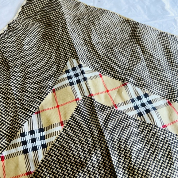 100% Authentic Burberry Check Silk Scarf - Picture 4 of 11